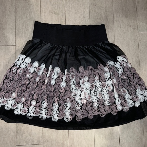 A line mini skirt with rose appliqués - Picture 4 of 5